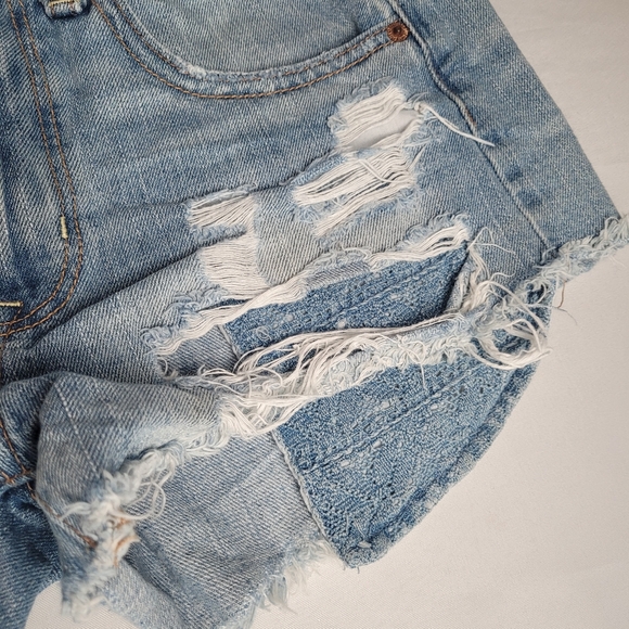 American Eagle Lightwash Hi Rise Festival Distressed Shorts Size 4 - Picture 3 of 12